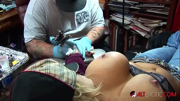 Fresh Busty blonde pornstar pulls out her huge tits while getting a tattoo on her wrist drive Tube