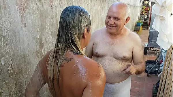 Fresh Grandpa bathing the young girl he met on the beach !!! Paty Butt - Old Grandpa - El Toro De Oro drive Tube