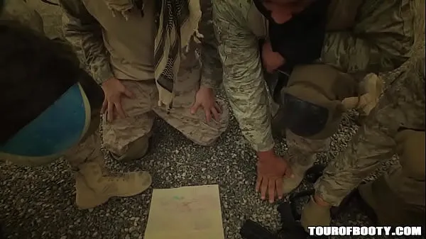 Tubo de unidad TOUR OF BOOTY - Una trabajadora árabe local permite que el soldado estadounidense toque Dat Azz nuevo