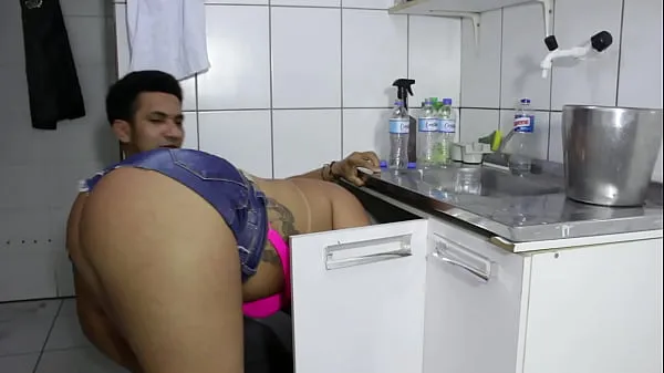 Fresh The cocky plumber stuck the pipe in the ass of the naughty rabetão. Victoria Dias and Mr Rola drive Tube