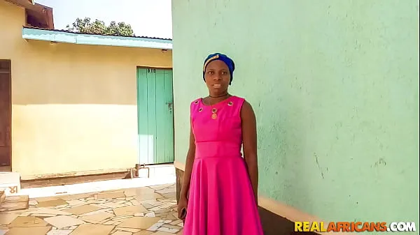 Свежая Настоящая африканская обедающая дама ждет, когда ее конголезский бойфренд заберет ее трубка привода